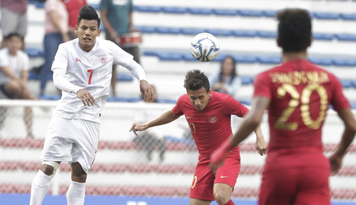 Gelandang Timnas Indonesia U-22, Egy Maulana, menyundul bola saat melawan Myanmar U-22 di di Stadion Rizal Memorial, Manila, Sabtu (7/12). Indonesia menang 4-2 atas Myanmar. (M Iqbal Ichsan)