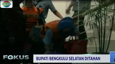 Ibu dan anak ini sempat berpelukan sejenak hingga akhirnya Hendriati memasuki mobil yang akan membawanya ke Rutan Mapolres Jakarta Selatan.