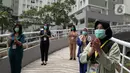Tenaga kesehatan bertepuk tangan selama 56 detik pada peringatan Hari Kesehatan Nasional ke-56 di RSD Wisma Atlet, Jakarta, Kamis (12/11/2020). Aksi tersebut sebagai bentuk penghargaan kepada tenaga kesehatan yang berjuang menghadapi pandemi COVID-19. (Liputan6.com/Herman Zakharia)