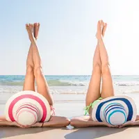 ilustrasi dua orang yang sedang tanning di pantai/copyright freepik.com/tirachard