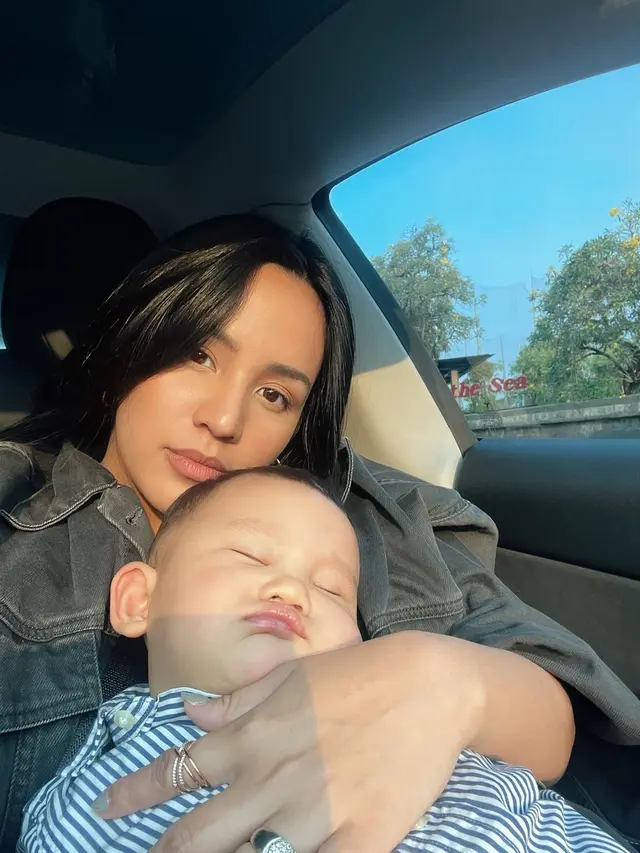 6 Potret Angel Pieters saat Momong Anak Pertama, Tetap Stunning