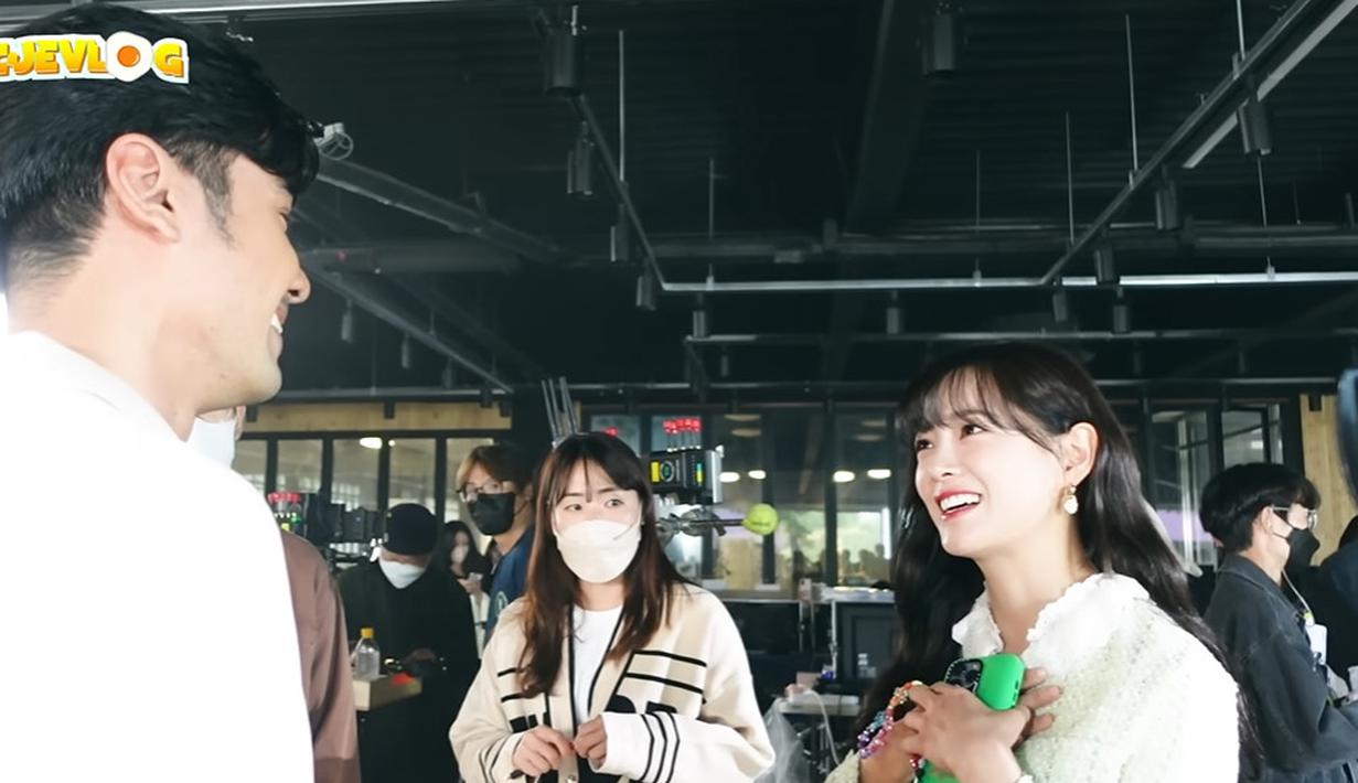 Momen saat Chicco Jerikho berbincang-bincang dengan Kim Sejeong. (Foto: YouTube/ 
Chicco Jerikho)