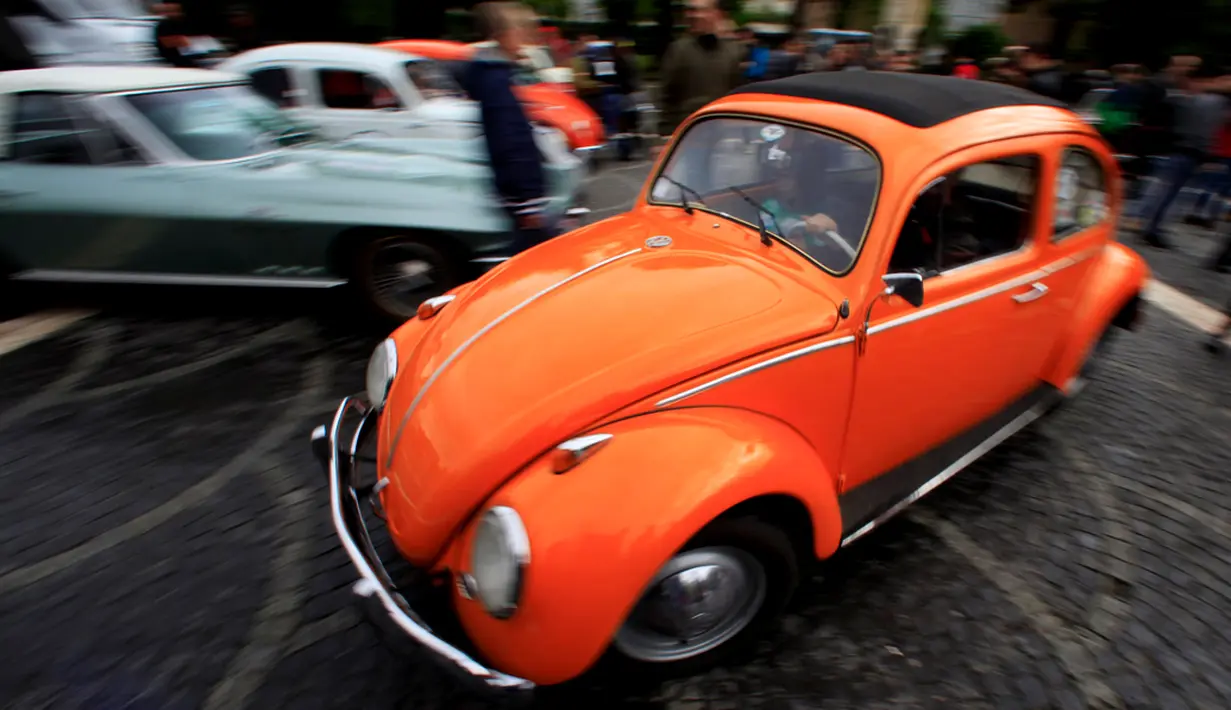 Volkswagen Beetle 1300 buatan 1973 juga tidak mau ketinggalan mewarnai pameran mobil antik ke-3 di Bucharest, Rumania (12/4/2014).(REUTERS/Radu Sigheti)