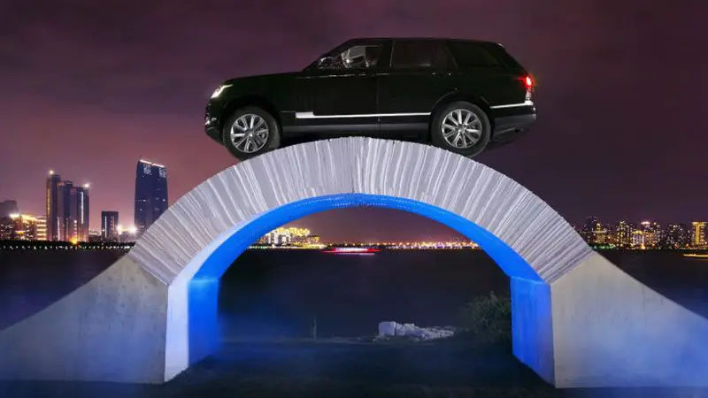 Aksi Range Rover Hadapi Tantangan Melewati Jembatan Kertas