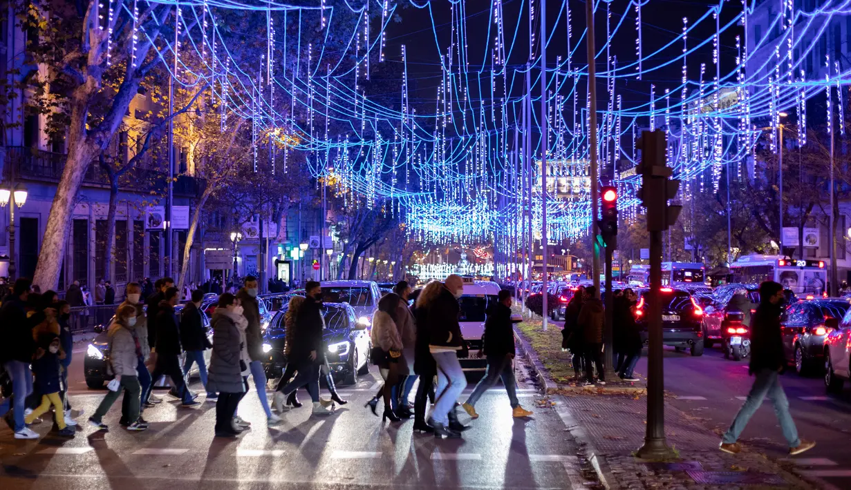 Sebuah jalan didekorasi dengan lampu-lampu hias di Madrid, ibu kota Spanyol, pada 28 November 2020. Lampu-lampu hias untuk menyemarakkan perayaan Natal itu dipasang mulai 26 November 2020 hingga 6 Januari 2021. (Xinhua/Meng Dingbo)