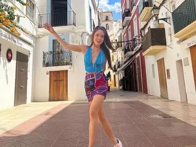 Cinta Laura saat tertawa lebar yang membuat parasnya semakin cantik saat berkunjung di Ibiza Old Town. Lokasi tersebut merupakan 'jantung' dari sebuah pulau di Spanyol dengan suguhan kota tua yang indah. gaya ini menuai banyak pujian. (Instagram/claurakiehl)