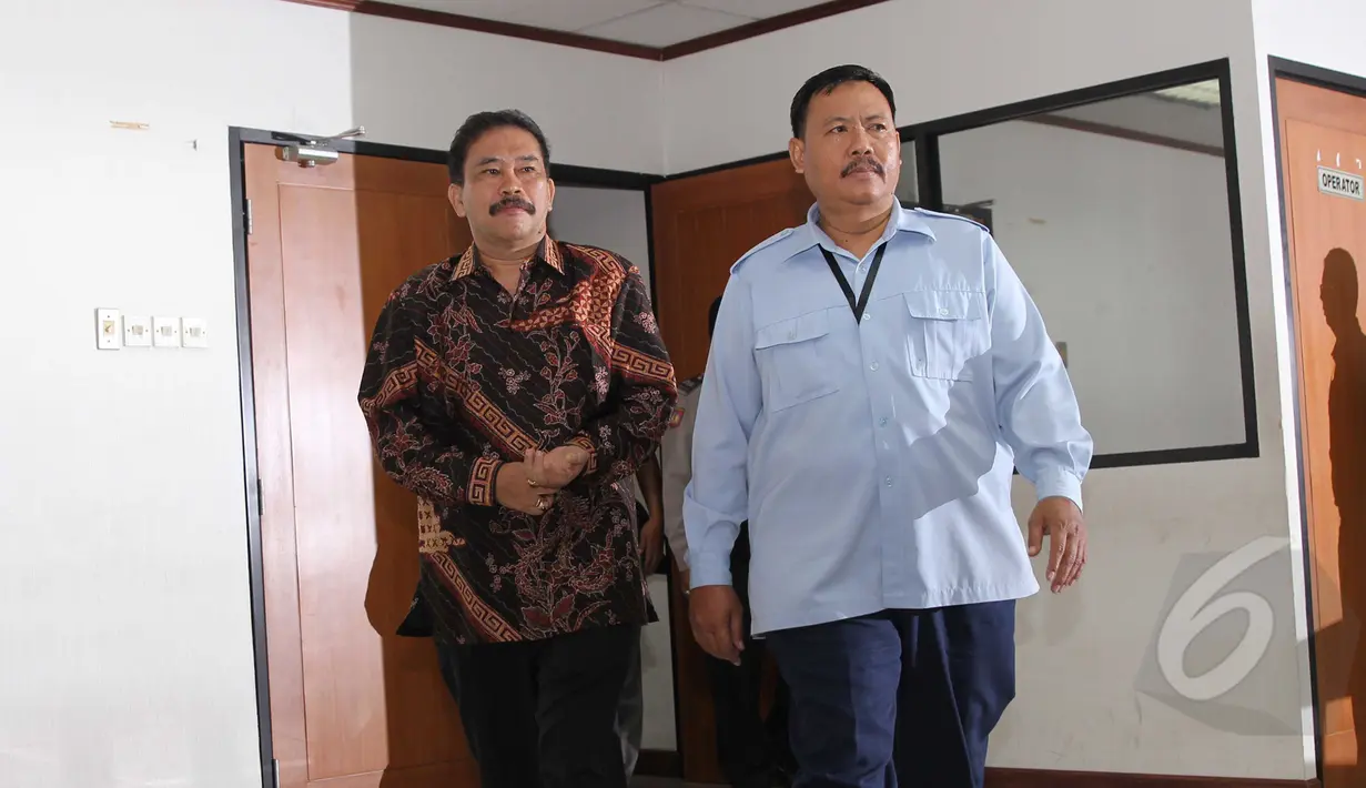 Raja Bonaran (kiri) saat tiba di Pengadilan Tipikor, Jakarta, Senin (27/4/2015). Ia dituntut 6 tahun penjara, denda Rp. 300 juta subsider 4 bulan penjara dan dicabut hak politik untuk dipilih selama 8 tahun. (Liputan6.com/Helmi Afandi)