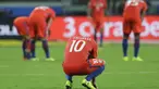 Gelandang Cile, Jorge Valdivia, tampak kecewa usai gagal lolos ke Piala Dunia 2018 setelah dikalahkan Brasil pada laga kualifikasi di Stadion Allianz Parque, Sao Paulo, Selasa (10/10/2017). Brasil menang 3-0 atas Cile. (AP/Nelson Antoine)