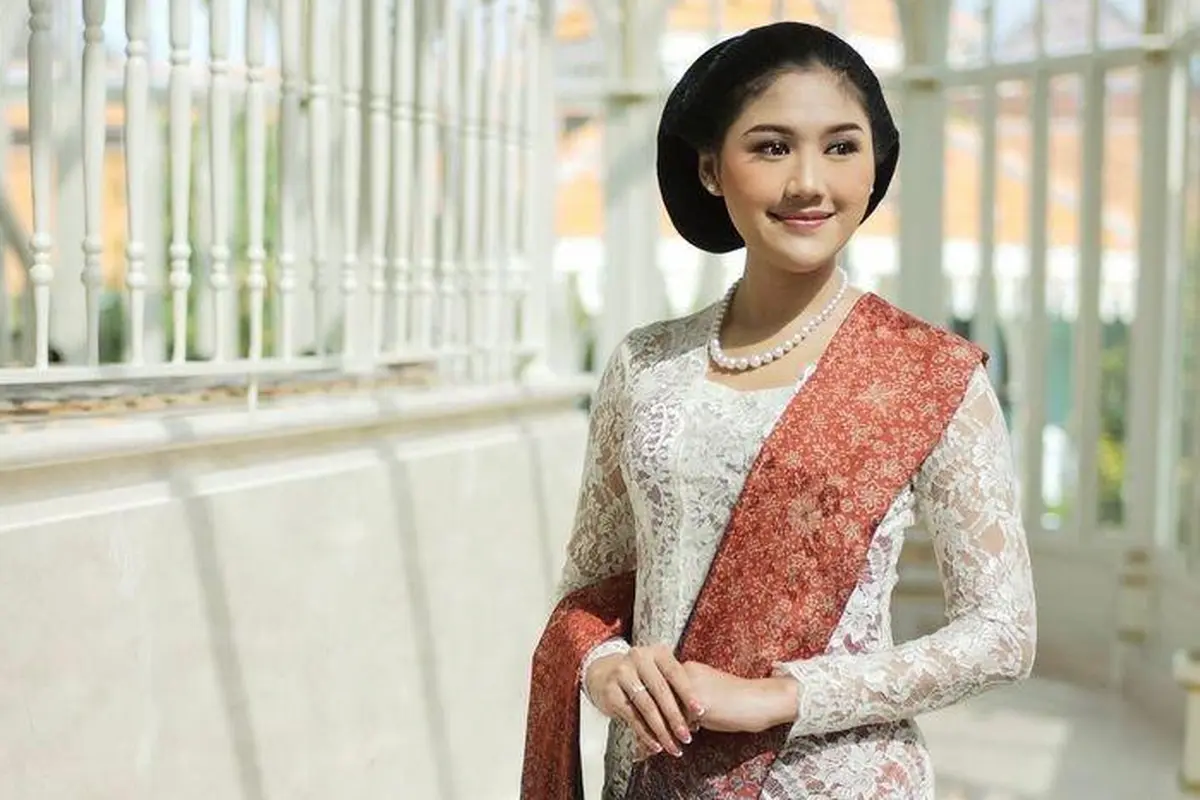 Potret Erina Gudono Tetap Cantik Kenakan Kebaya Sederhana, Dibuat Kurang dari 12 Jam