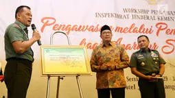 Panglima TNI Jenderal Gatot Nurmantyo memberikan sambutan usai mengisi plakat didampingi Menteri Agama Lukman Hakim Saifuddin pada acara Workshop Pengawasan Inspektorat Jenderal Kemenag di Jakarta, Rabu (31/05). (Liputan6.com/Fery Pradolo)