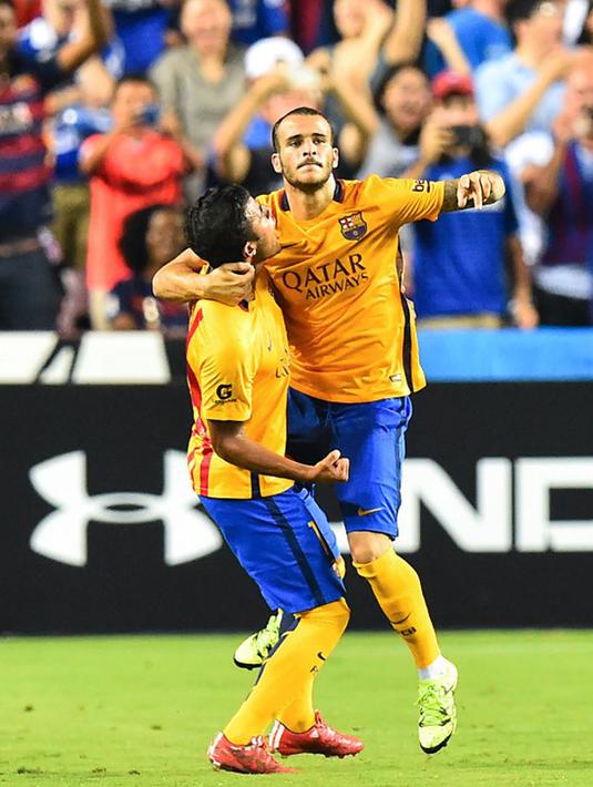 Sandro Ramirez melakukan selebrasi dengan Rafinha usai mencetak gol saat International Champions Cup 2015 di Landover, Maryland, Rabu (29/7/2015). Chelsea menang 4-2 lewat adu penalti, usai bermain imbang 2-2 waktu normal. (AFP/NICHOLAS KAMM)