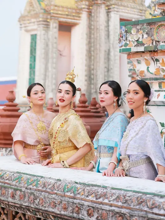 Riasannya pun tak kalah menawan. Dengan pulasan lipstik merah menyala dan gaya rambut sleek bun yang ditata rapi, Tasya tampak bak karakter utama dalam drama kerajaan Thailand.  [@tasyafarasya].