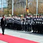 Presiden Jokowi dan Kanselir Jerman Angela Merkel berjalan melewati karpet merah memeriksa jajaran kehormatan. (Foto: Laily Rachev/Setpres RI)