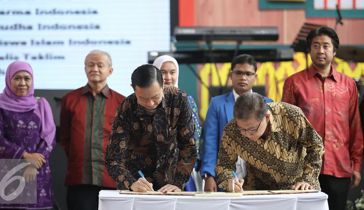 Menteri Perdagangan Thomas Lembong (kiri) menandatangani nota kesepahaman dengan sejumlah kampus dan ormas dalam acara Hari Konsumen Nasional (Harkonas) 2016 di Jakarta, Selasa (26/4). (Liputan6.com/Faizal Fanani)