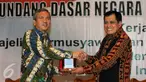 Kepala Badan Pengkajian MPR, Bambang Sadono (kiri) bertukar cenderamata dengan Ketua Umum Dekopin, Nurdin Halid usai membuka diskusi di Kompleks Parlemen, Jakarta, Kamis (26/11/2015). (Liputan6.com/Helmi Fithriansyah)