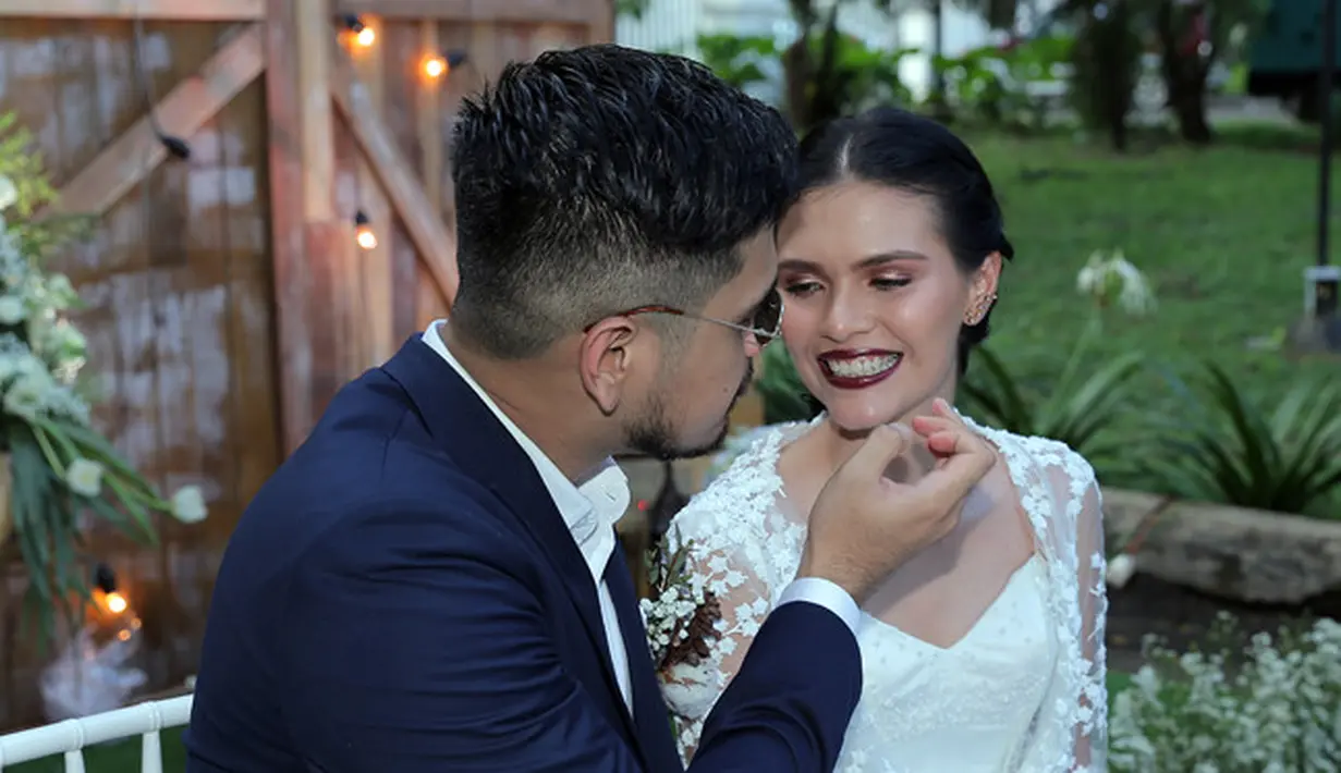 Petra resmi mengucap janji sehidup semati dihadapan Pendeta Binsar J Pakpahan di Gereja Immanuel, Jakarta Pusat. Pernikahan berlangsung lancar dan khidmat secara sederhana. (Deki Prayoga/Bintang.com)