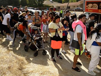 Para penggemar antre di sekitar rumah penyanyi dan pencipta lagu AS, Chris Brown di lingkungan Tarzana, Los Angeles, 6 November 2019. Mereka berkumpul setelah Chris Brown mengumumkan penjualan barang-barang di sekitaran halamannya melalui akun Instagram dan Twitter-nya. (AP/Damian Dovarganes)