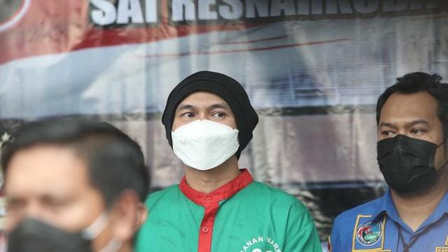 6 Potret Anji Pakai Baju Tahanan, Terancam Maksimal Hukuman 12 Tahun Penjara