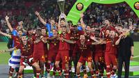 Para pemain Roma merayakan dengan trofi setelah memenangkan pertandingan final&nbsp;UEFA Europa Conference League melawan Feyenoor di&nbsp;Air Albania Stadium, Kamis (26/5/2022) dini hari WIB. Roma menang 1-0. (Gent Shkullaku / AFP)