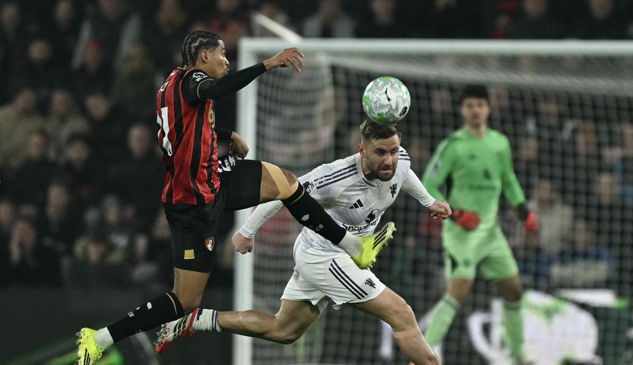 Pemain Manchester United, Luke Shaw berduel dengan pemain Bournemouth pada pertandingan pekan ke-31 Liga Inggris 2025/2026 di Vitality Stadium, Sabtu (21/03/2026) dini hari WIB. (AFP/Glyn Kirk)