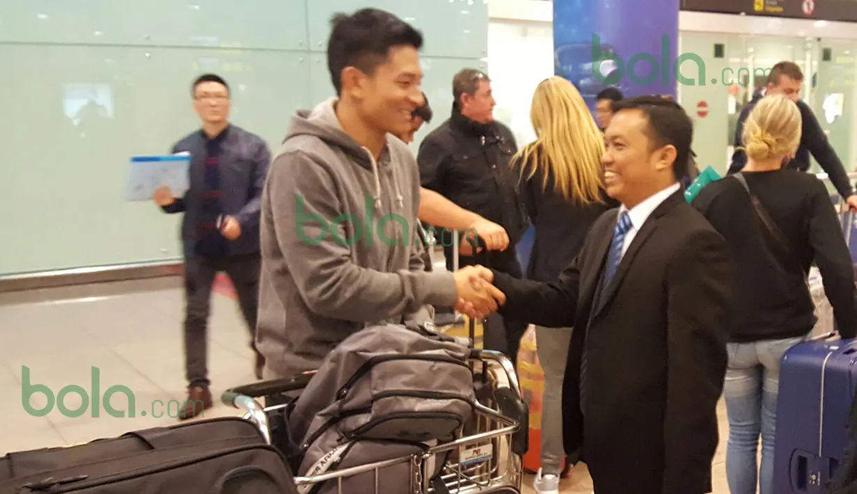 Rio Haryanto disambut perwakilan KBRI Spanyol melalui Direktur IPTC Barcelona, Deden Muhammad (kanan) di Bandara El Prat, Barcelona, Spanyol, Sabtu (20/2/2016). (Bola.com/Istimewa)