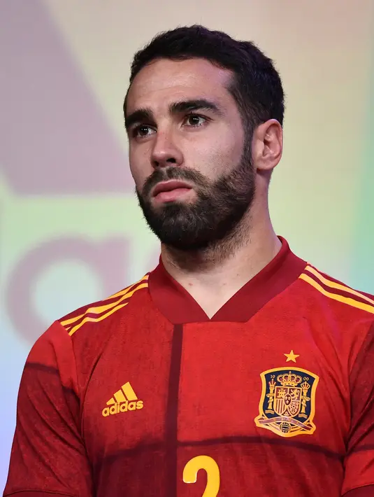 Bek Timnas Spanyol Dani Carvajal berpose saat presentasi jersey baru untuk Piala Eropa 2020 di Las Rozas de Madrid, Spanyol, Selasa (12/11/2019). Timnas Spanyol memperkenalkan jersey baru untuk menyambut Piala Eropa 2020. (OSCAR DEL POZO/AFP)