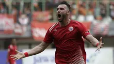 Striker Persija Jakarta, Marko Simic, merayakan gol yang dicetaknya ke gawang 757 Kepri Jaya pada laga Piala Indonesia di Stadion Patriot Bekasi, Jawa Barat, Rabu (23/1). Persija menang 8-2 atas Kepri. (Bola.com/Yoppy Renato)