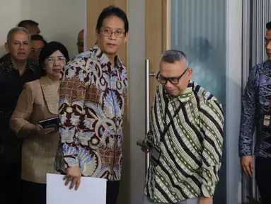Menteri Keuangan yang juga Ketua Komite Stabilitas Sistem Keuangan (KSSK) Purbaya Yudhi Sadewa  bersama Pejabat Sementara Gubernur Bank Indonesia Destry Damayanti  sebelum menyampaikan konferensi pers hasil rapat berkala KSSK III tahun 2026 di Jakarta, Senin (3/8/2026). (KLY/ Arie Basuki)
