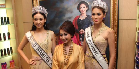 Elvira Bersama Founder Puteri Indonesia dan Miss Universe | Foto: copyright merdeka.com