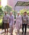 Zaskia Sungkar mengenakan kebaya beraksen tulle yang manis dan kain batik.  Penampilannya dilengkapi dengan tas Lady Dior dan heels silver  [@shireensungkar/@zaskiasungkar15]