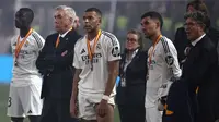 Real Madrid gagal meraih trofi Piala Super Spanyol 2025 usai kalah telak 2-5 dari Barcelona. (FADEL SENNA/AFP)