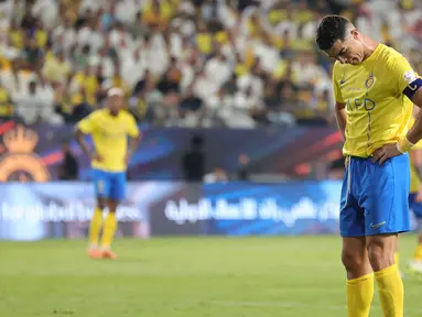 Reaksi kecewa pemain Al-Nassr, Cristiano Ronaldo saat timnya ditahan imbang 2-2 oleh Abha pada laga lanjutan Liga Arab Saudi yang berlangsung di King Saud University Stadium, Riyadh, Arab Saudi, Jumat (06/10/2023) malam WIB. (AFP/Fayez Nureldine)