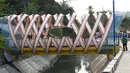 Warga melihat-lihat Jembatan Ketupat di Jalan Gajah Mada, Petojo, Jakarta, Kamis (8/8/2019). Jembatan Ketupat memiliki bentang 12,5 meter dan lebar 2,5 meter dengan waktu pengerjaan selama 45 hari. (Liputan6.com/Helmi Fithriansyah)