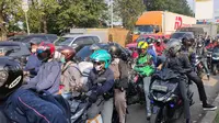 Para pemudik memadati ruas jalur pantura Cirebon menuju Jakarta. Foto (Liputan6.com / Panji Prayitno)