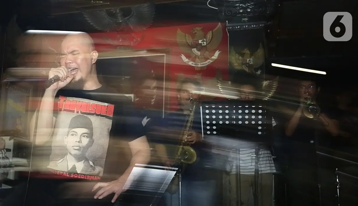 Musisi Ahmad Dhani saat berlatih musik dengan rekan-rekannya di Studio Republik Cinta, Jakarta, Selasa (30/12/2019). Ahmad Dhani untuk pertama kalinya latihan musik bersama bandnya usai bebas setelah menjalani hukuman penjara karena kasus ujaran kebencian. (Fimela.com/Bambang E. Ros)