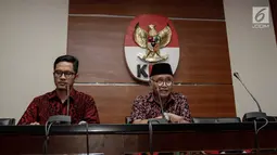 Ketua KPK Agus Rahardjo (kanan) didampingi juru bicara KPK Febri Diansyah (kiri) memberi keterangan terkait barang bukti hasil operasi tangkap tangan (OTT) di Kalimantan Selatan dan Surabaya di gedung KPK, Jakarta, Jumat (5/1).(Liputan6.com/Faizal Fanani)