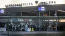 Pengungsi dari Ukraina berbaris untuk masuk ke Polandia di perbatasan di Medyka, Polandia timur, 28 Februari 2022. Lebih dari setengah juta orang telah meninggalkan Ukraina sejak invasi Rusia dengan lebih dari setengahnya melarikan diri ke Polandia. (Wojtek RADWANSKI/AFP)