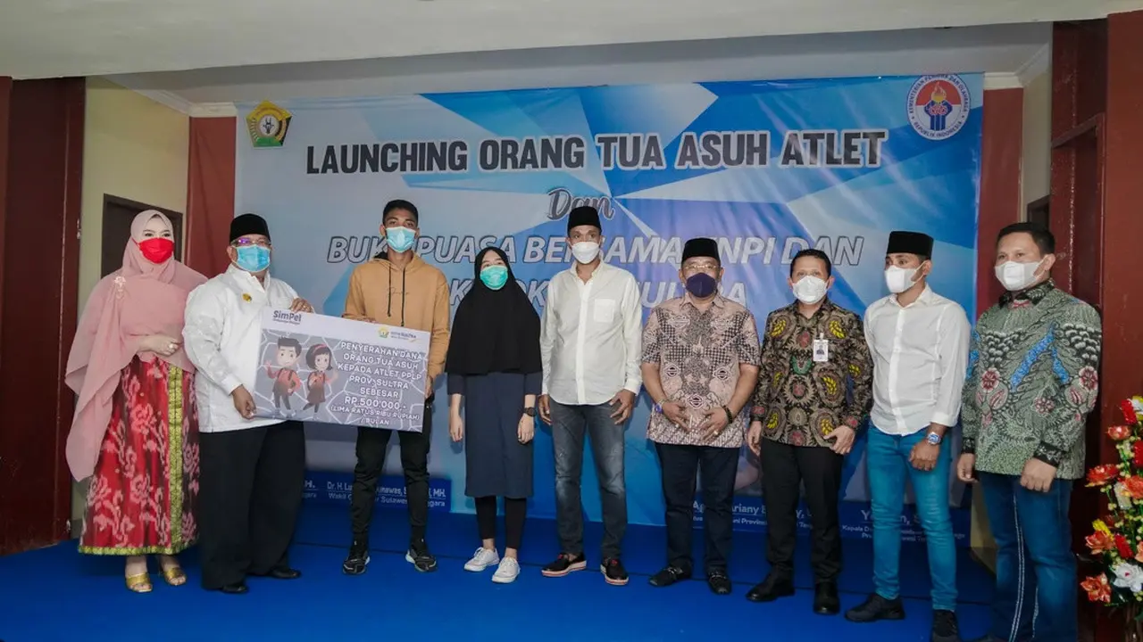 Sejumlah pengusaha Sulawesi Tenggara, saat mengangkat atlet PPLP menjadi anak asuh.(Dok Foto: Frans Patadungan)