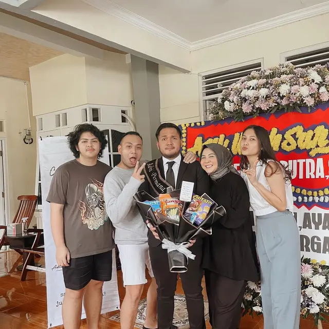 6 Potret Kesha Ratuliu Rayakan Kelulusan Suami, Baby Bump Jadi Sorotan