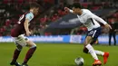 Dele Alli. Gelandang serang yang kini masih bermain untuk Tottenham Hotspur ini tercatat sebagai pemegang rekor nutmeg terbanyak, yaitu skill meloloskan bola di antara dua kaki lawan. Dalam 30 detik, ia berhasil melakukan 8 kali nutmeg pada 8 Maret 2017. (AFP/Ian Kington)