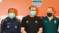 Pelatih Persib, Robert Rene Alberts dan pelatih PSS, Dejan Antonic, kompak mengenakan masker pada sesi konferensi pers, Sabtu (14/3/2020). (Bola.com/Erwin Snaz)