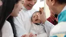 Acara itu sendiri dihadiri oleh kedua orangtuanya dan anggota keluarga lainnya. Raphael Moeis sendiri terlihat begitu menggemaskan saat dibaptis. (Foto: instagram.com/sandradewi88)