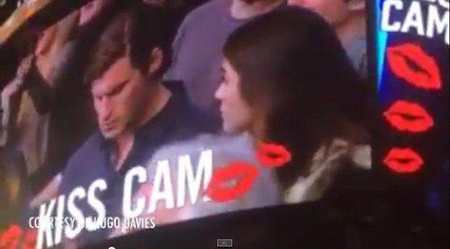 Seorang Wanita Kecewa Setelah Ditolak Berciuman Oleh Kekasihnya. | Foto: copyright youtube.com/ Oliver Darcy