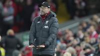 Pelatih Liverpool, Jurgen Klopp  menginstruksikan pemainnya saat bertanding melawan Everton pada pertandingan babak ketiga Piala FA di Anfield, Inggris, Minggu (5/1/2019). Liverpool menang tipis atas Everton 1-0. (AP Photo/Jon Super)