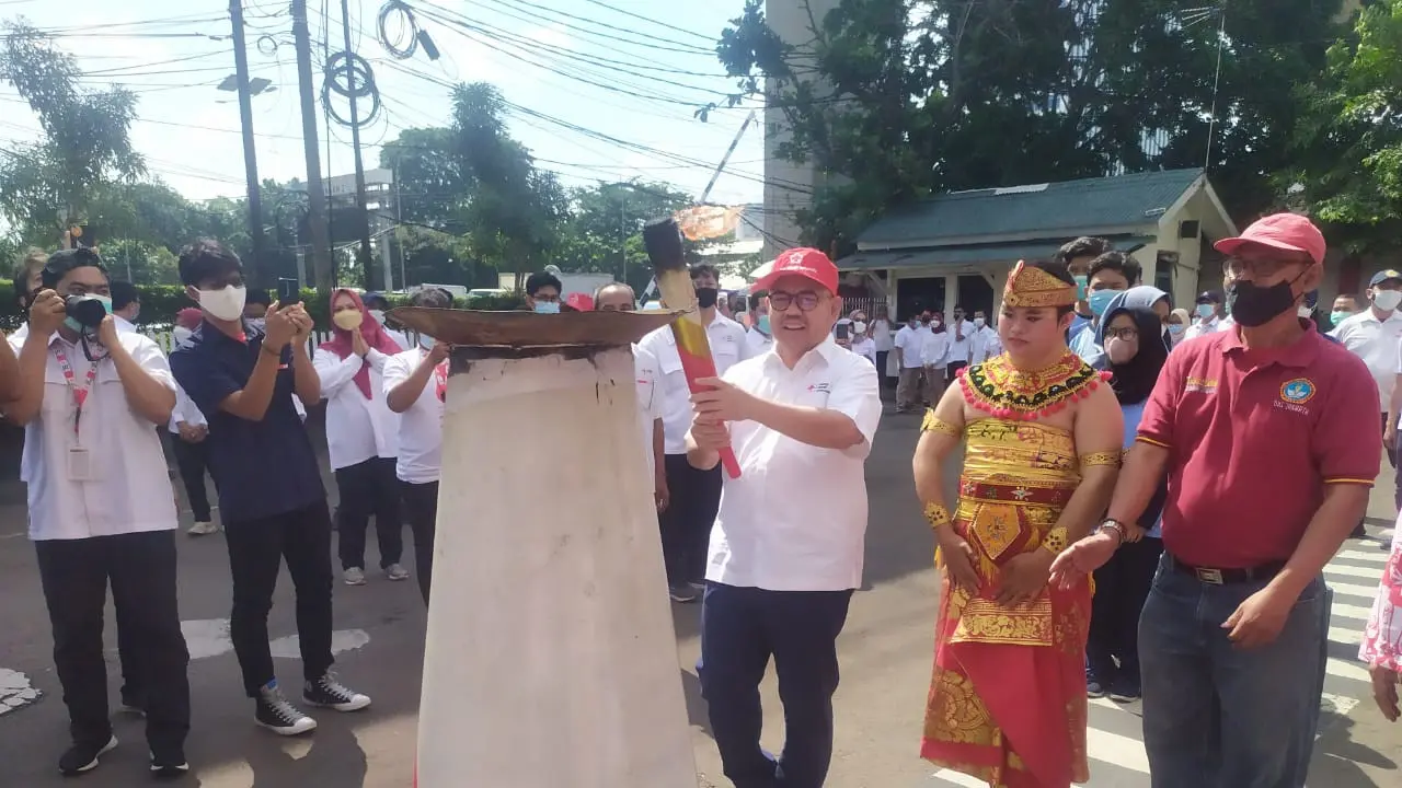 Sekjen PMI Sudirman Said menyalakan obor olimpik Pesonas 2022