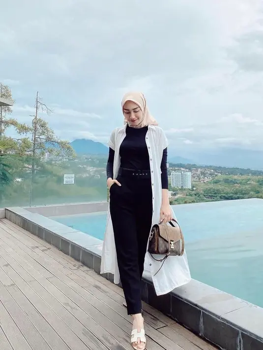 Simple tapi stylish, bisa tiru gaya Melody Prima satu ini dengan memadukan cardigan panjang lengan pendek warna putih bersama inner dan pants warna hitam. (Instagram/melodyprima).