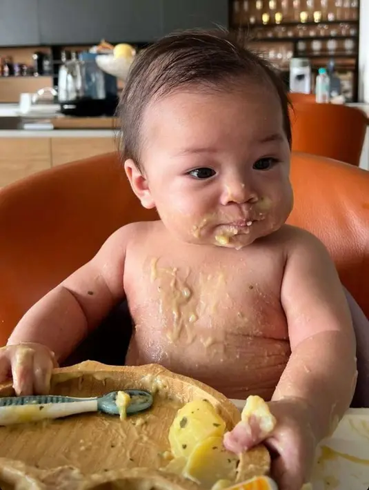 Ini adalah penampilan baby Izz setelah selesai menyantap makanannya. Menggemaskan bukan? (Foto: Instagram/nikitawillyofficial94)