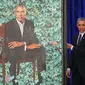 Presiden AS ke-44 Barack Obama menujuk lukisan dirinya saat upacara peresmian di Galeri Potret Nasional Smithsonian, Washington DC (12/2). Potret Presiden Obama ini dibuat oleh Kehinde Wiley. (Mark Wilson/Getty Images/AFP)