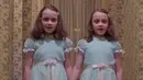 Nggak tanggung-tanggung, pelantun lagu “Badai Telah Berlalu” itu tampil totalitas mengenakan kostum hantu anak kecil kembar yang ada di film The Shining tahun 1980.  [@bclsinclair]