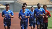 Tak ketinggalan pemain senior Persib seperti I Made Wirawan (#78), Victor Igbonefo (#32), serta penyerang Esteban Vizcarra (#10) mengikuti porsi latihan yang sama. (Foto: Dok. Persib)